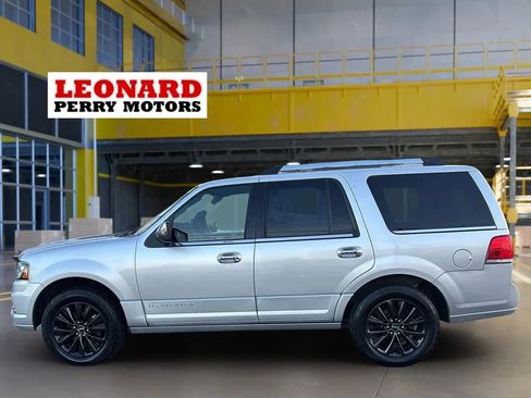 Used 2016 Lincoln Navigator Select image 8