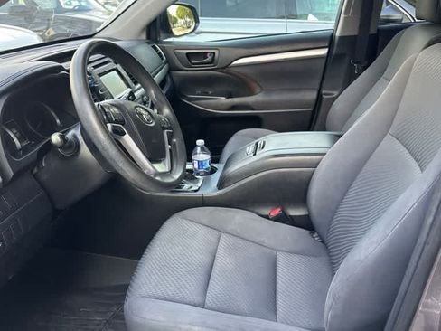 Used 2019 Toyota Highlander LE FWD image 3