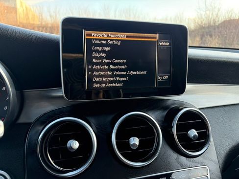 Used 2019 Mercedes-Benz GLC 300 4MATIC w/ Premium Package image 32