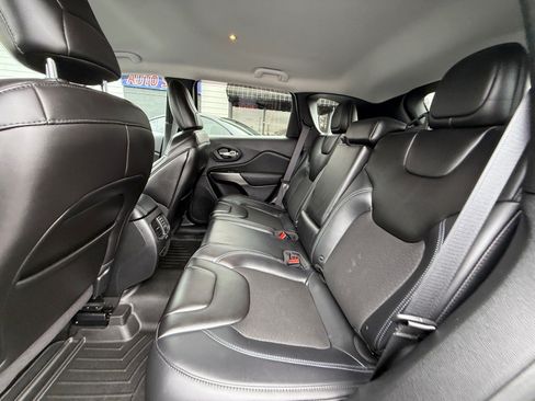 Used 2019 Jeep Cherokee Latitude Plus AWD/4WD image 19