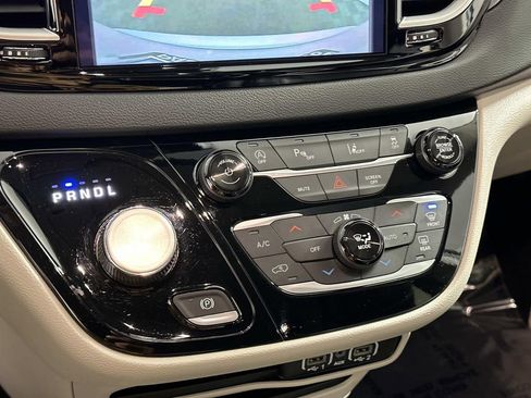 Used 2024 Chrysler Pacifica Touring-L image 13
