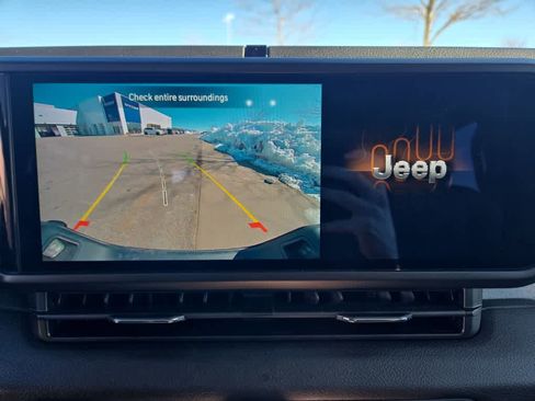 Used 2025 Jeep Gladiator Sport image 16