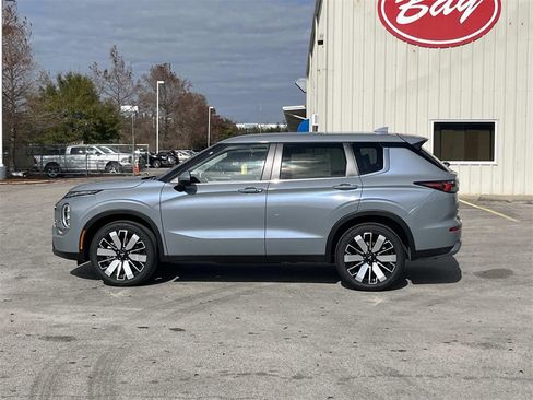 New 2026 Mitsubishi Outlander SE image 2