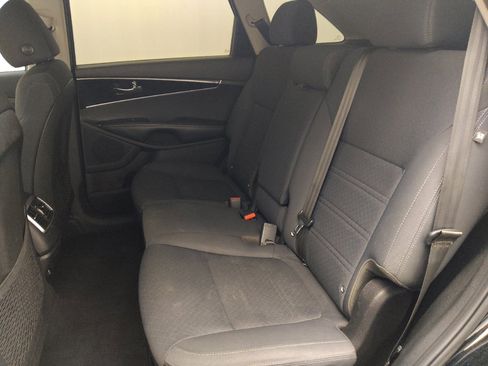 Used 2020 Kia Sorento LX image 18