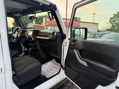 Used 2017 Jeep Wrangler Unlimited Rubicon w/ Connectivity Group AWD/4WD image 19