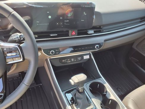 Used 2025 Kia Carnival EX FWD image 25