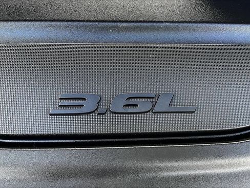 Used 2024 Chrysler Pacifica Touring-L image 32