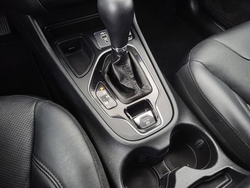 Used 2019 Jeep Cherokee Limited FWD image 29