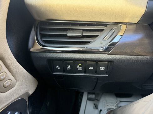 Used 2018 Toyota Avalon Limited image 27