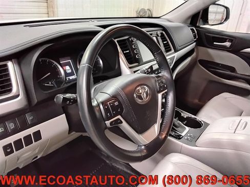 Used 2018 Toyota Highlander XLE AWD/4WD image 11