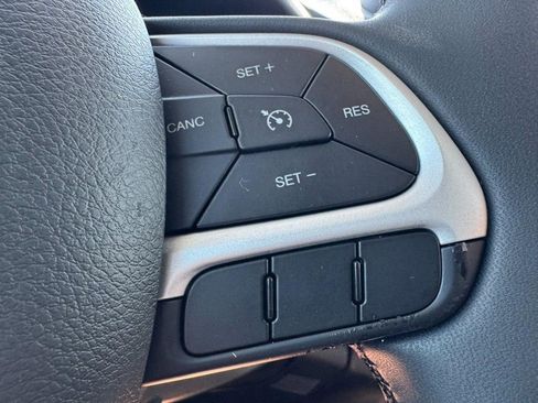 Used 2020 Jeep Renegade Latitude FWD image 17