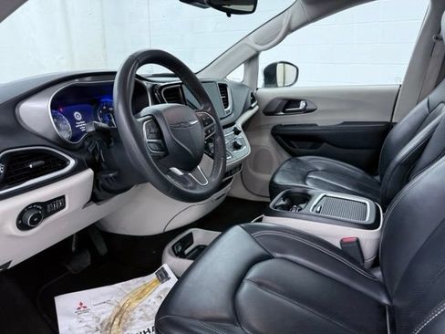 Used 2023 Chrysler Pacifica Touring-L FWD image 14