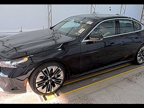 Used 2025 BMW 530i xDrive w/ Premium Package image 6