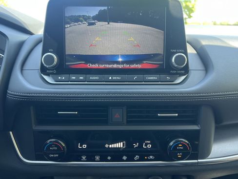 Used 2024 Nissan Rogue SV image 4