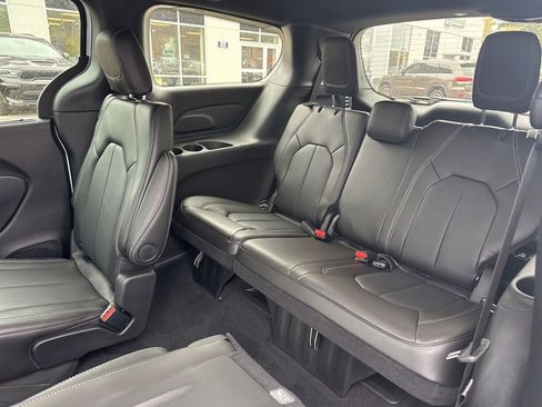 New 2026 Chrysler Pacifica Select image 24