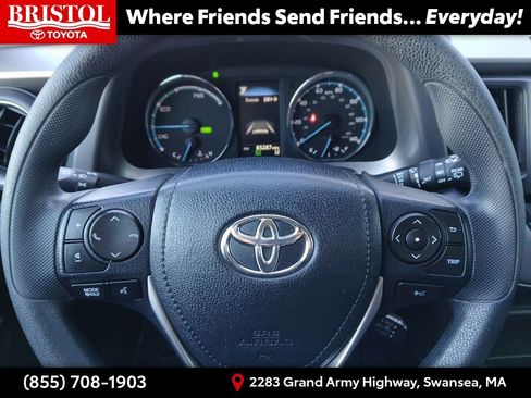 Used 2018 Toyota RAV4 LE image 18
