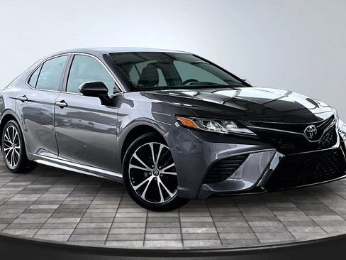 Used 2020 Toyota Camry SE FWD image 3