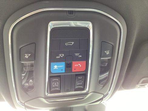 Used 2024 Jeep Grand Cherokee Altitude image 21