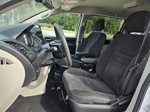 Used 2019 Dodge Grand Caravan SE w/ UConnect Hands-Free Group image 11
