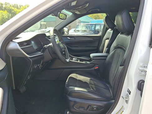 Used 2024 Jeep Grand Cherokee Altitude AWD/4WD image 17