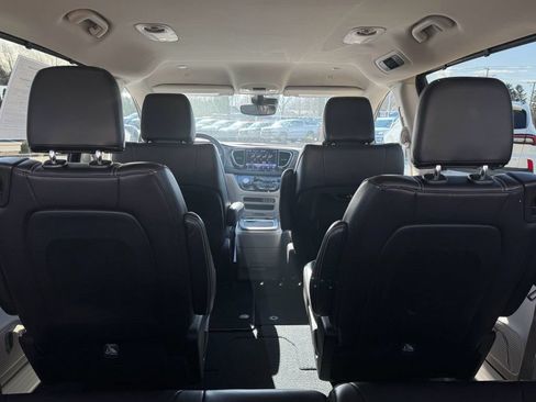 Used 2023 Chrysler Pacifica Touring-L FWD image 10
