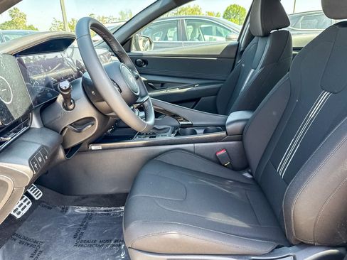 Certified 2025 Hyundai Elantra SEL FWD image 19