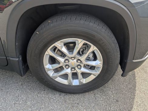 Used 2021 Chevrolet Traverse LT image 11