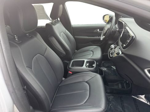 Used 2026 Chrysler Pacifica Select image 15