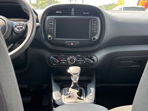 Used 2025 Kia Soul LX w/ LX Technology Package FWD image 17