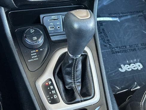 Used 2016 Jeep Cherokee Limited w/ Luxury Group AWD/4WD image 23