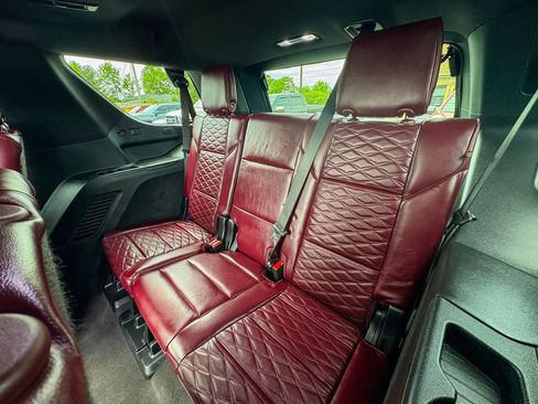 Used 2025 Cadillac Escalade Premium Luxury AWD/4WD image 33