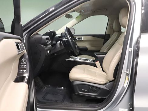 Used 2020 Ford Explorer XLT w/ Equipment Group 202A AWD/4WD image 13