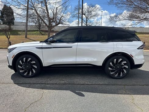 Used 2025 Lincoln Nautilus Reserve image 18