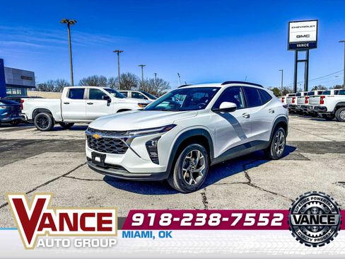 Used 2025 Chevrolet Trax LT w/ LT Convenience Package image 3