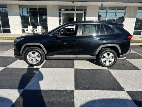 Used 2021 Toyota RAV4 XLE image 1