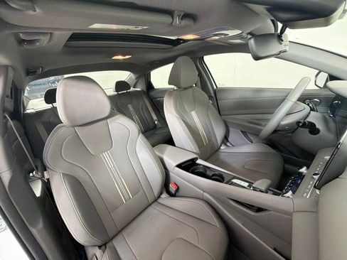Certified 2025 Hyundai Elantra SEL FWD image 31
