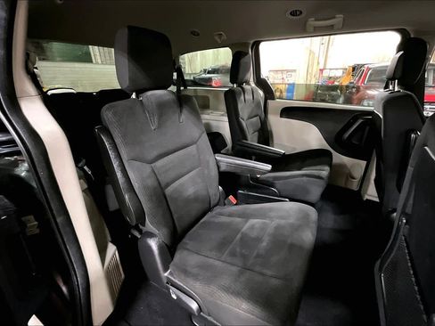 Used 2019 Dodge Grand Caravan SE w/ UConnect Hands-Free Group image 19