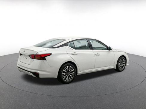 Used 2025 Nissan Altima 2.5 SV FWD image 11