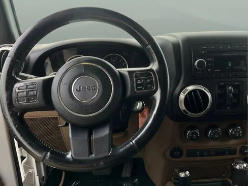 Used 2012 Jeep Wrangler Unlimited Sahara w/ Connectivity Group AWD/4WD image 8
