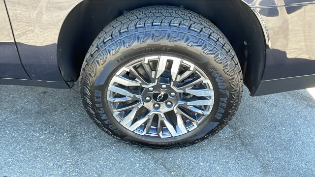 Used 2025 Chevrolet Suburban Z71 AWD/4WD image 31