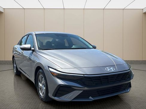 Used 2025 Hyundai Elantra SE image 7
