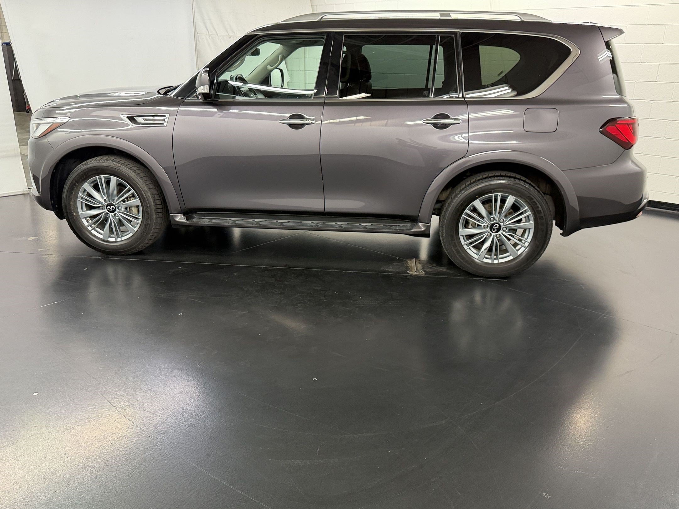 Used 2024 INFINITI QX80 Luxe AWD/4WD image 2