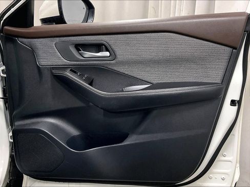 Used 2023 Nissan Rogue SV image 12