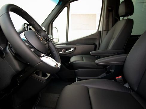 Used 2025 Mercedes-Benz Sprinter 2500 image 13