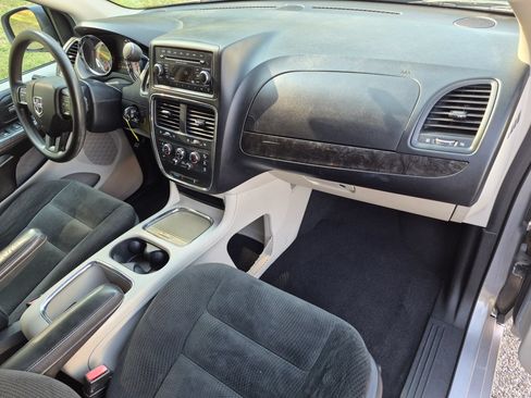 Used 2016 Dodge Grand Caravan SXT FWD image 10