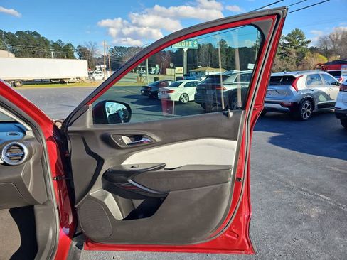 Used 2025 Chevrolet Trax LT w/ Driver Confidence Package image 16