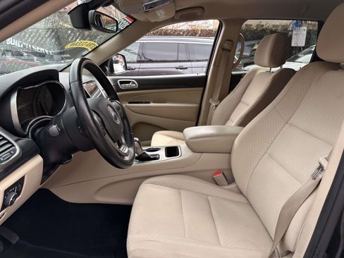 Used 2022 Jeep Grand Cherokee Laredo AWD/4WD image 17