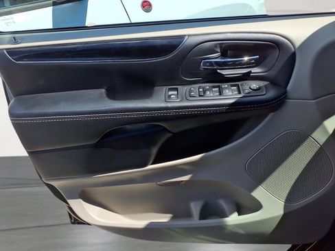 Used 2020 Dodge Grand Caravan SXT FWD image 15