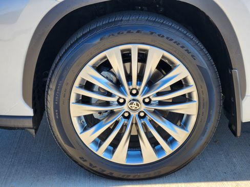 Used 2025 Toyota Highlander Platinum image 10