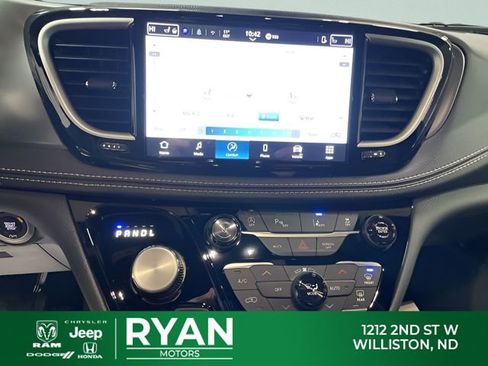 New 2026 Chrysler Pacifica Select AWD/4WD image 25